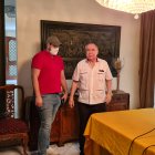 El expresidente junto a uno de sus once hijos, en una de las ruedas de prensa en su domicilio de Guayaquil.