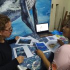 Rosa Armijos y Lorena Parrales junto a algunas de las obras de la campaña.