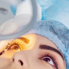 Los pacientes acuden a consulta por esa "tela" que causa problemas estéticos y molestias.