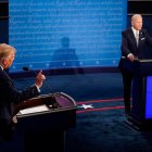 Joe Biden (d) y Donald Trump durante el debate presidencial de este martes por la noche.