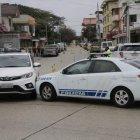 Vehículo de la víctima fue interceptado por dos motorizados, pero policías los repelieron a bala.