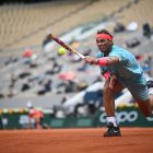 Rafael Nadal devuelve la pelota a Mackenzie McDonald durante la segunda ronda  del Roland Garros