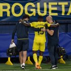 Pervis Estupinan deja la cancha ayudado por los asistentes del Villarreal, durante el partido contra el Deportivo Alaves