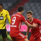 Joshua Kimmich (d) celebra el gol de la victoria y que le dio el trofeo al Munich contra el Dortmund.