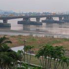 Hecho. Desde el Puente de la Unidad Nacional y los edificios de Entre Ríos se observan esos macrolotes de tierra sólida que se han formado tras el retiro de las aguas.