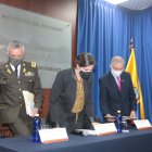 La ministra Romo, junto al comandante de la Policía Nacional, Patricio Carrillo y el director del Isspol, Jorge Villarroel.