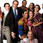 El elenco de La Fragua del Vulcano junto a José Miguel Salem.