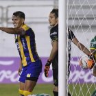 Carlos Garcés selló la revancha con goleada a los 75".