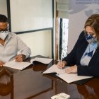 Firmaron el convenio Mara Cabanilla, por la UTEG y Héctor Hurtado, por Plan Internacional.