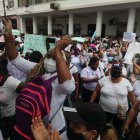 Al pie de la Gobernación del Guayas se realizó un plantón por la deuda del Gobierno a los Centros de Desarrollo Infantil.