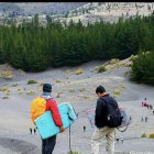Un grupo de turistas nacionales recorre un sector del desierto de Palmira, ubicado en la provincia de Chimborazo.