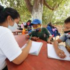 Jóvenes voluntarias apoyan con las tareas a los niños que no van a la escuela en Monte Sinaí.