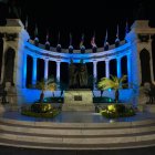 La estatua de Bolívar y San Martín también está iluminada.
