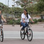 Emilene Aguayo junto a su hija adolescente, en una de las jornadas de esparcimiento en el parque Samanes.