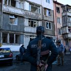 Un policía frente un edificio de viviendas, damnificado en los recientes bombardeos en Stepanakert.