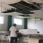 Las losas se han desplomado en algunas aulas y laboratorios, poniendo en peligro gran parte de mobiliario y equipos existentes.