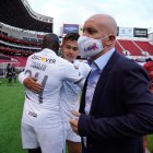 Pablo Repetto se pasea por la cancha de Ponciano después de asegurar su tercera final con el equipo albo