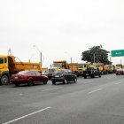 Volquetes fueron dispuestos en todas las entradas de Guayaquil.