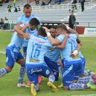 Los jugadores de Macará festejan uno de los goles anotados ante Delfín en el estadio Bellavista