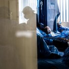 Trabajadores de la salud atienden a un paciente contagiado con coronavirus en el Hospital Sabogal de El Callao, en Lima (Perú).