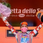 Jonathan Caicedo en el podio tras ganar la tercera etapa del Giro de Italia.

 CYCLING-ITA-GIRO-2020-STAGE 3-PODIUM