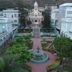 El hospital Luis Vernaza rinde homenaje a Guayaquil por el bicentenario de la independencia.