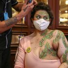 Una mujer fue registrada al posa con las cicatrices de sus mastectomías para la campaña.