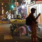 Los informales se ubican en la avenida Ernesto Albán y ocupan las veredas de las casas de varias ciudadelas del sur, formando un mercadillo en la zona.