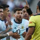 Lionel Messi, ofensivo de la selección argentina, reaparece con al albiceleste tras su expulsión en la última Copa América.