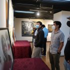 Los ganadores de los cuatro salones apreciaron ayer sus obras colgadas en el museo.