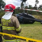 Miembros del Cuerpo de Bomberos asistieron a los tripulantes del helicóptero de la FAE, accidentado este jueves en el Itchimbía.