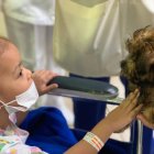 Bombón llegó a Solca para visitar a los niños, quienes se emocionaron al verlo.