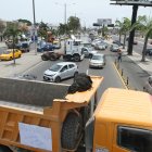 Camiones de la Federación de Volqueteros del Guayas cerraron por casi media hora parte de la avenida 25 de Julio en protesta al trabajo de las concesionarias.
