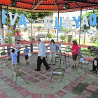 Un grupo de vecinos de la etapa XII de la Alborada decoran el parque por el Bicentenario de la Independencia de Guayaquil.
