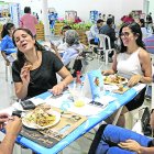 Amigos. Decenas llegaron al Centro de Convenciones para almorzar. Entre los visitantes, hubo quienes no se han perdido una sola edición.