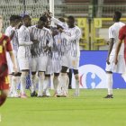 Los jugadores belgas no pueden ocultar la desazón tras el empate de Costa de Marfil casi al término del partido.