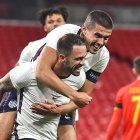 Danny Ings (C) celebra tras anotar uno de los tres tantos de la selección inglesa.