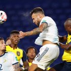 Nicolás Otamendi (c) y Enner Valencia disputan intensamente el balón. El Argentina - Ecuador fue un partido muy intenso, donde la Tricolor se plantó bien en defensa, pero no inquietó al golero Franco Armani.