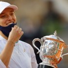 Iga Swiatek celebra con trofeo en mano tras vencer a la estadounidense Sofia Kenin por parciales de 6-4 y 6-1 en 1 hora y 21 minutos.

 TENNIS-FRA-OPEN-WOMEN-FINAL