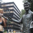Vilka Medina León nos deleitó con una de sus creaciones musicales frente a la estatua de su abuelo, en el centro de Guayaquil.