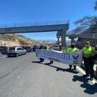 Campaña. En el peaje de Oyacoto se ubicó el grupo lúdico de la Policía del Distrito para hablar de distanciamiento y seguridad.