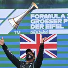 Lewis Hamilton celebra tras conseguir su victoria número 91 en Fórmula 1 e igualar la marca de Michael Schumacher.