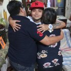 El joven y sus padres llevan una buena relación. Ellos lo respetan y lo aceptan.