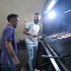 Daniel Viteri (i) y Gonzalo Mastriani son compañeros en Guayaquil City y, aunque tienen una buena relación, esta vez el cariño por sus países los divide. Ambos mostraron sus dotes preparando un rico asado.