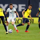 Moisés Caicedo (23) hizo un gran trabajo para neutralizar a Messi..