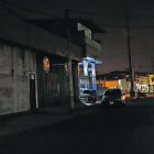 Ambiente. Varias cuadras del barrio Garay son oscuras, como se ve en la foto
