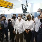 La alcaldesa, Cynthia Viteri y el presidente del Comité del Bicentenario, Jaime Nebot, en el aeropuerto, José Joaquín de Olmedo.