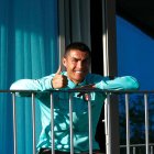 El portugués vio desde la terraza de su habitación el entrenamiento de su selección que este miércoles jugará ante Suecia.