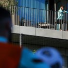 El jugador vio desde el balcón de su habitación en la ciudad deportiva de la selección, en Lisboa, el entrenamiento de sus compañeros.
