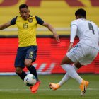 Ángel Mena encara a Ronald Araujo durante el partido por las eliminatorias al Mundial de Catar 2022